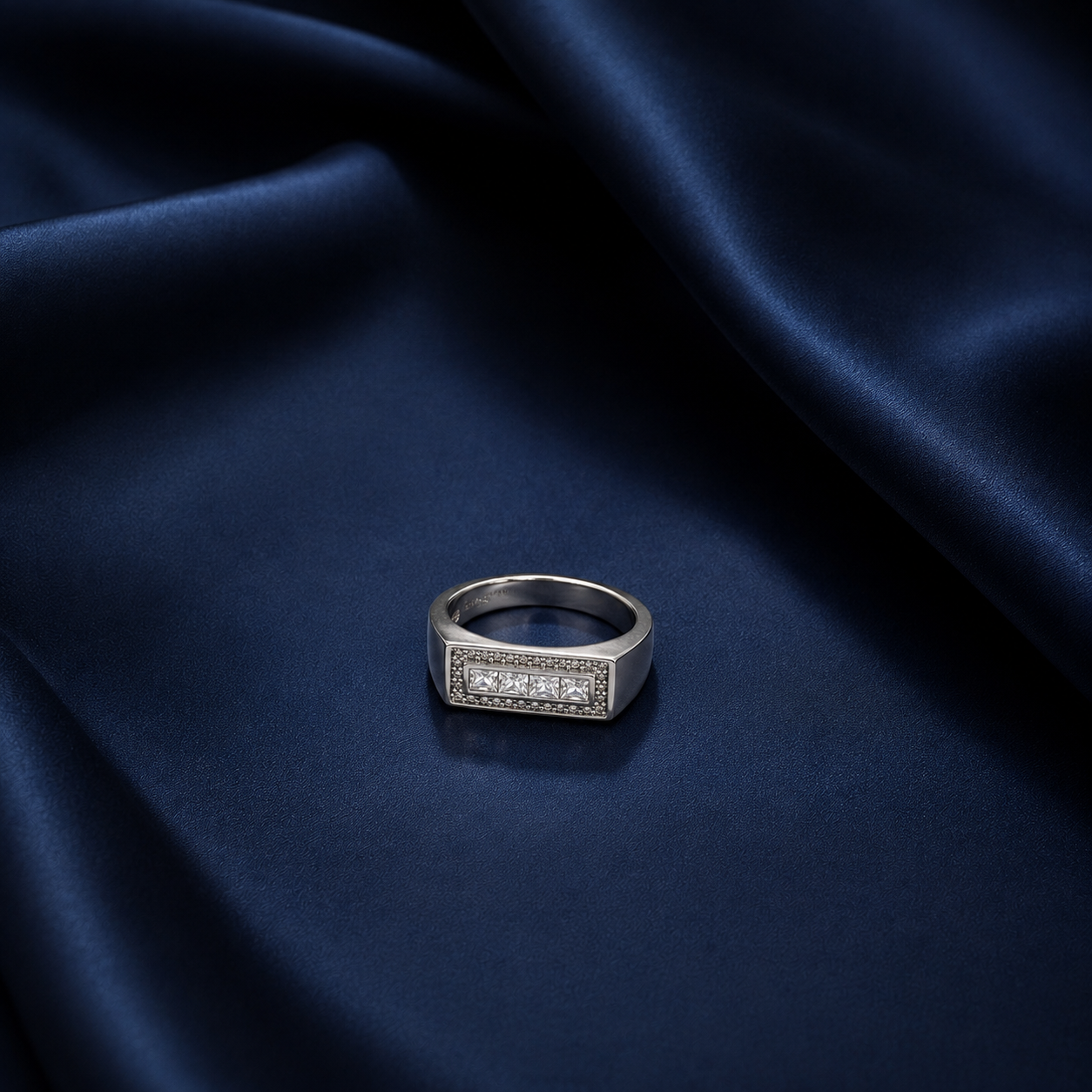 Flat bar crossing the top of a silver ring