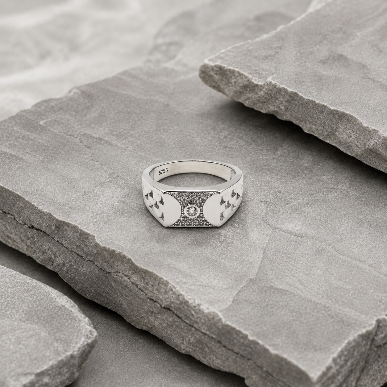 Alternating set and polished squares on a silver band