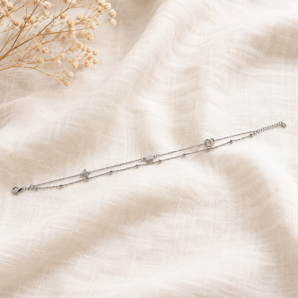 Alternating clover and heart stations on a silver anklet